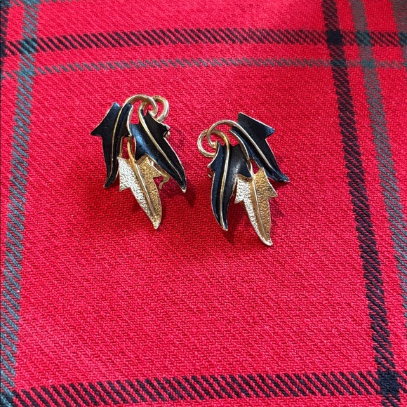 Vintage enamel leaf bracelet and clip on earrings - Picture 6 of 8